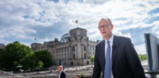 Friedrich Merz auf dem Weg zum Interview.