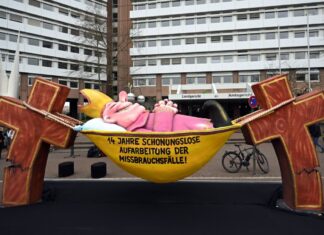 Die frühere Pflegetochter eines wegen Missbrauchs verurteilten Priesters forderte vom Erzbistum Köln 830.000 Euro Schmerzensgeld. (Archivbild)