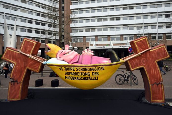 Die frühere Pflegetochter eines wegen Missbrauchs verurteilten Priesters forderte vom Erzbistum Köln 830.000 Euro Schmerzensgeld. (Archivbild)