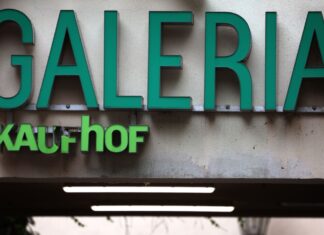 An einigen Galeria-Filialen, wie hier in Würzburg, hängt noch ein Kaufhof-Schriftzug.