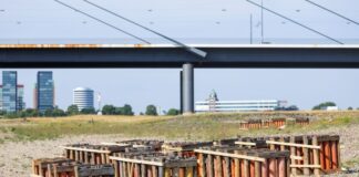 Die Abschussvorrichtungen für das Feuerwerk der Rheinkirmes stehen auf den Rheinwiesen. Die Polizei prüft jetzt, ob eine umgekippte Halterung für das Unglück verantwortlich ist. 