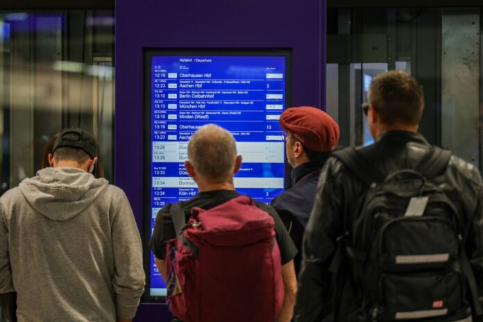 Brand legt Bahnstrecke zwischen Duisburg und Düsseldorf lahm.