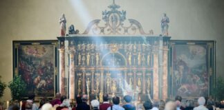 Das seltene Ereignis lockt Pilger wie Kunstinteressierte: Erstmals seit vielen Jahren kehren 55 Reliquiare an ihren Originalaltar im Dom zurück. 