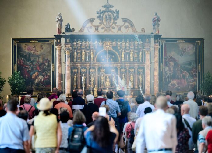 Das seltene Ereignis lockt Pilger wie Kunstinteressierte: Erstmals seit vielen Jahren kehren 55 Reliquiare an ihren Originalaltar im Dom zurück. 