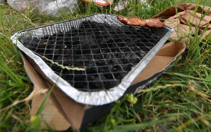 Einweggrill Der Absatz von Einweggrills hat stark zugenommen. (Archivbild)