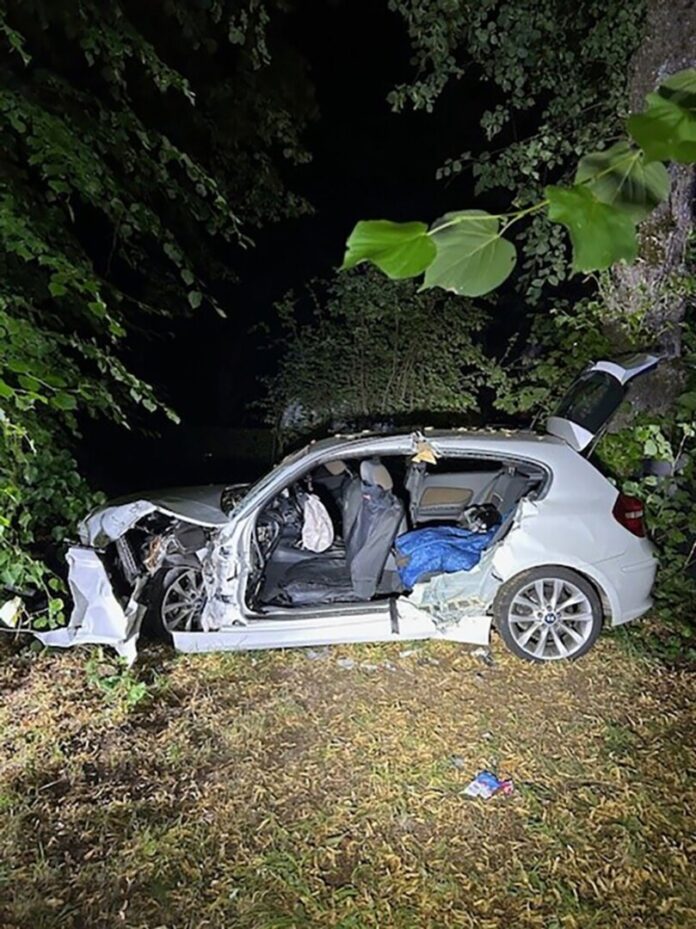 Eine nächtliche Autofahrt unter Alkoholeinfluss ist in Waldbröl für fünf junge Leute nach dem Aufprall gegen einen Baum mit teils schweren Verletzungen zu Ende gegangen. 