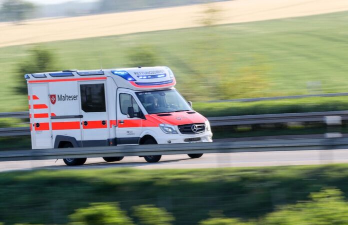 Rettungsdienst Der Notarzt kann nur noch den Tod des 65-Jährigen feststellen. (Symbolbild)