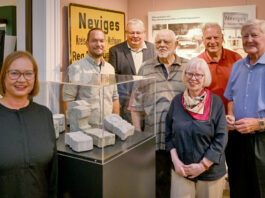 Museumsleiterin Yvonne Gönster (l.) mit dem Arbeitskreis des Geschichtsvereins, der die Ausstellung mit kuratiert hat: Dirk Hödtken, Hansgeorg Hartung, Martin Sauner, Jutta Scheidsteger und Henri Schmidt. Foto: Mathias Kehren