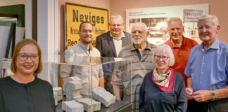 Museumsleiterin Yvonne Gönster (l.) mit dem Arbeitskreis des Geschichtsvereins, der die Ausstellung mit kuratiert hat: Dirk Hödtken, Hansgeorg Hartung, Martin Sauner, Jutta Scheidsteger und Henri Schmidt. Foto: Mathias Kehren