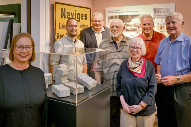 Museumsleiterin Yvonne Gönster (l.) mit dem Arbeitskreis des Geschichtsvereins, der die Ausstellung mit kuratiert hat: Dirk Hödtken, Hansgeorg Hartung, Martin Sauner, Jutta Scheidsteger und Henri Schmidt. Foto: Mathias Kehren