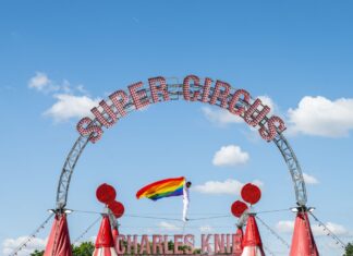Der Zirkus will aus Protest gegen die Haltung von Bundeskanzler Merz und Bundestagspräsidentin Klöckner (beide CDU) die Regenbogenfahne auf dem Zirkuszelt hissen.