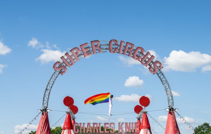 Der Zirkus will aus Protest gegen die Haltung von Bundeskanzler Merz und Bundestagspräsidentin Klöckner (beide CDU) die Regenbogenfahne auf dem Zirkuszelt hissen.