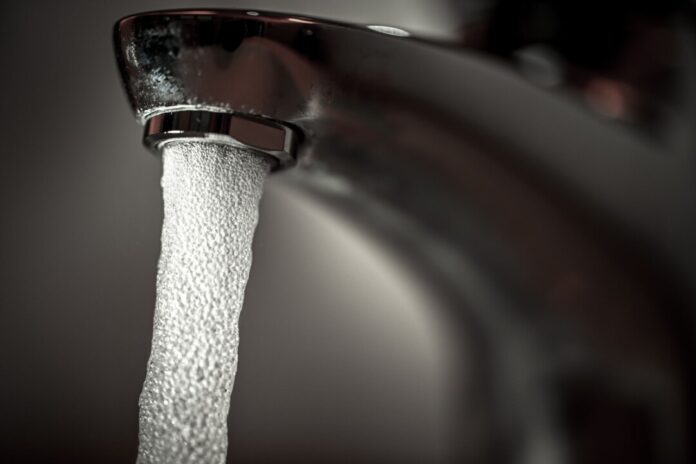 Im Stadtgebiet von Euskirchen muss Trinkwasser wegen einer Trübung abgekocht werden. (Symbolbild)