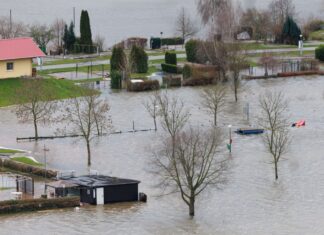 Nordrhein-Westfalen gehört nach einer Bewertung der Deutschen Umwelthilfe (DUH) zu den Bundesländern mit einem besonders hohen Risiko für schwere Schäden durch ein Jahrhunderthochwasser. (Symbolbild)