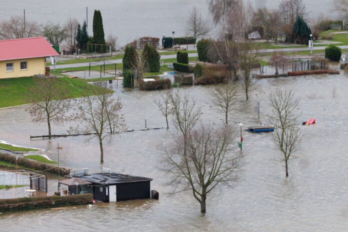Nordrhein-Westfalen gehört nach einer Bewertung der Deutschen Umwelthilfe (DUH) zu den Bundesländern mit einem besonders hohen Risiko für schwere Schäden durch ein Jahrhunderthochwasser. (Symbolbild)