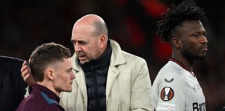Leverkusen-Boss Fernando Carro (M) ist froh, dass Florian Wirtz (l) nicht zum FC Bayern gewechselt ist.