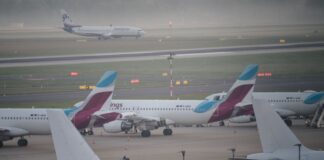 In den Sommerferien fliegen Millionen Menschen von den Flughäfen in NRW in den Urlaub. (Archivbild)