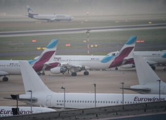 In den Sommerferien fliegen Millionen Menschen von den Flughäfen in NRW in den Urlaub. (Archivbild)