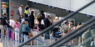  Am Flughafen Düsseldorf geben Reisende ihr Gepäck eigenständig auf.