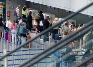  Am Flughafen Düsseldorf geben Reisende ihr Gepäck eigenständig auf.