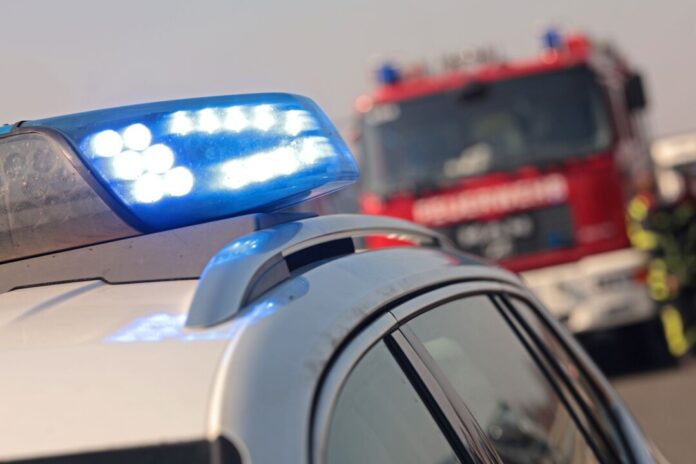 Einsatzkräfte von Feuerwehr und Polizei Nach dem Leichenfund an der Schleuse haben Zeugen direkt die Einsatzkräfte verständigt. (Symbolbild)