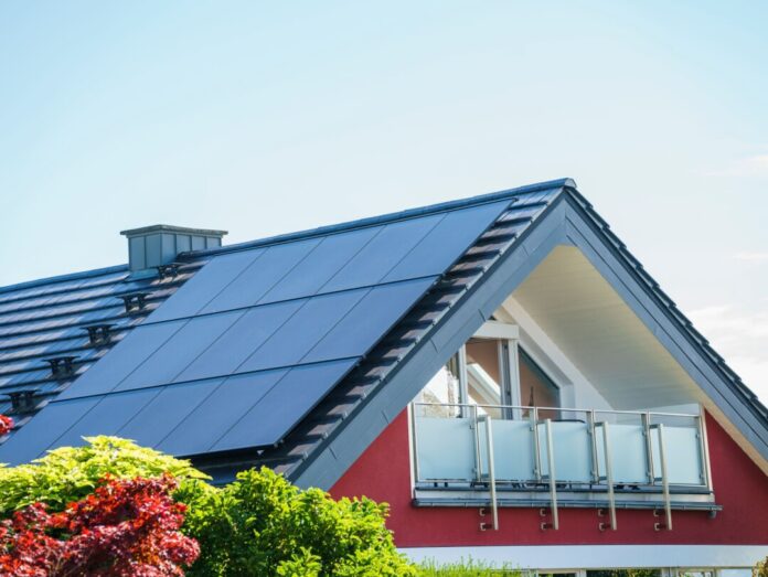Boom der Photovoltaik Besitzer privater Solaranlagen müssen teilweise monatelang auf ihre Einspeisevergütung warten. Die Eon-Tochtergesellschaft Westnetz bittet betroffene Kunden auf ihrer Homepage um «Entschuldigung für die längere Bearbeitungsdauer». (Archivbild)