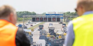 Offenporiger Asphalt, wie er hier in Bayern aufgebracht wird, soll den Verkehrslärm mindern. (Archivbild)