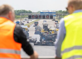 Offenporiger Asphalt, wie er hier in Bayern aufgebracht wird, soll den Verkehrslärm mindern. (Archivbild)