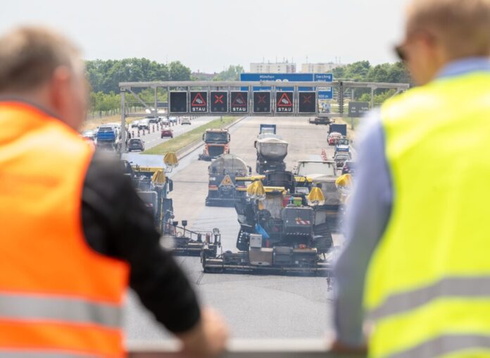 Offenporiger Asphalt, wie er hier in Bayern aufgebracht wird, soll den Verkehrslärm mindern. (Archivbild)