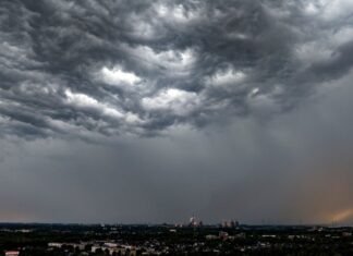 Der Deutsche Wetterdienst warnt vor Starkregen und Sturmböen mit bis zu 80 Stundenkilometern. (Symbolbild)