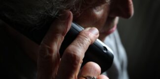 Am Telefon geben sich Betrüger oft als Verwandte oder Polizisten aus. Senioren werden so immer wieder Opfer des Enkeltricks. (Symbolfoto)
