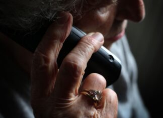 Am Telefon geben sich Betrüger oft als Verwandte oder Polizisten aus. Senioren werden so immer wieder Opfer des Enkeltricks. (Symbolfoto)