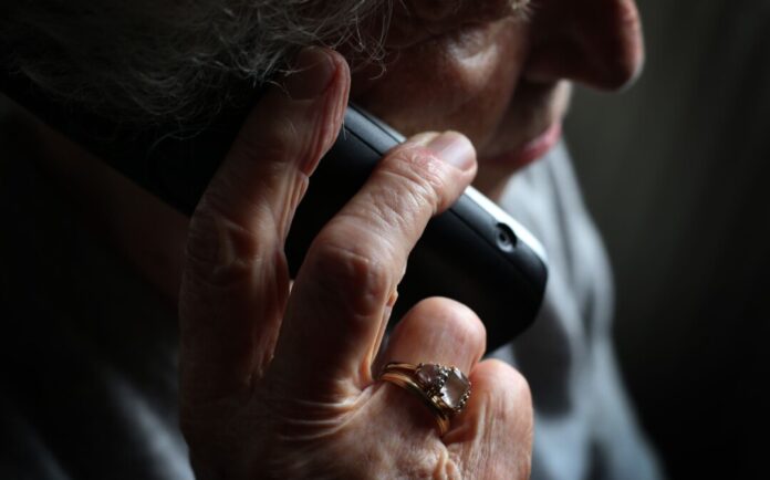 Am Telefon geben sich Betrüger oft als Verwandte oder Polizisten aus. Senioren werden so immer wieder Opfer des Enkeltricks. (Symbolfoto)