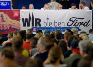 Der Andrang ist groß bei der Betriebsversammlung beim Kölner Autobauer Ford Deutschland.