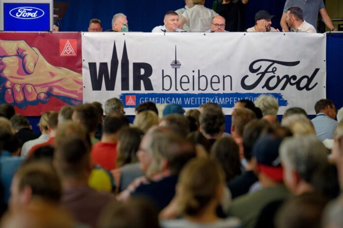 Mitarbeiterversammlung bei den Kölner Ford-Werken Der Andrang ist groß bei der Betriebsversammlung beim Kölner Autobauer Ford Deutschland.