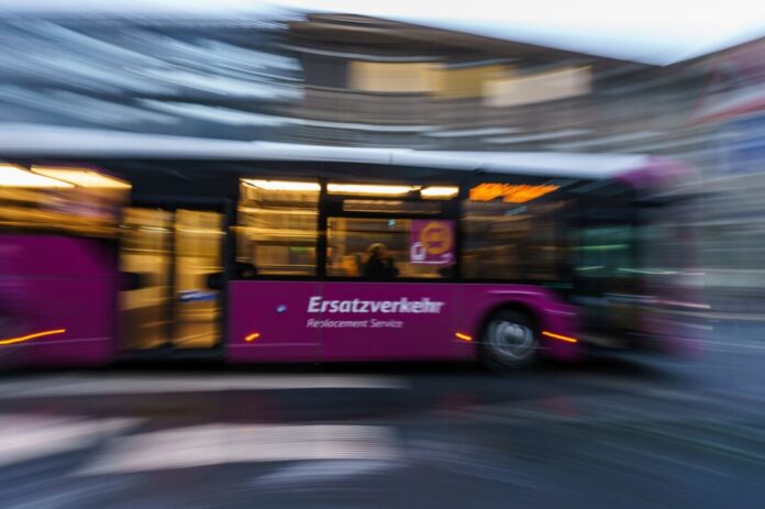 Auf mehreren Regionalbahnlinien im Süden NRWs fahren Ende August nur Busse