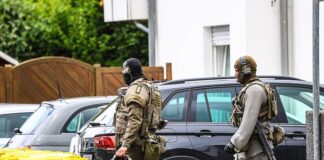 Es gab zwei leicht verletzte Polizeibeamte bei dem Einsatz in Unna. 