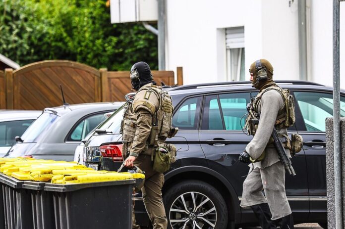 Es gab zwei leicht verletzte Polizeibeamte bei dem Einsatz in Unna. 