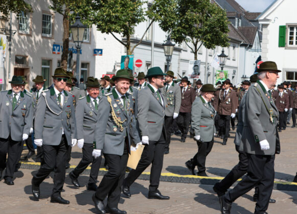 Die Schützen sind Bereit, Auf dem Weg zum Schützenbiwak Bild: Alexander Heinz