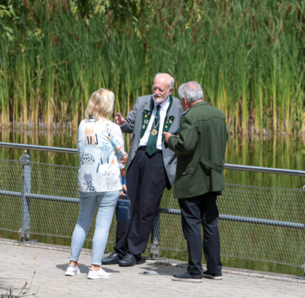 Gespräch am Rande und im Grünen ,Schützenbiwak 25, Bild: Alexander Heinz