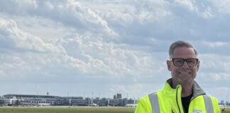 Christoph Müller hat das Wetter im Blick. Die neuen Sensoren liefern den Airport Duty Managern am Flughafen Düsseldorf verlässliche Echtzeitdaten bei Wetterlagen mit Blitzgefahr. Foto: Flughafen Düsseldorf