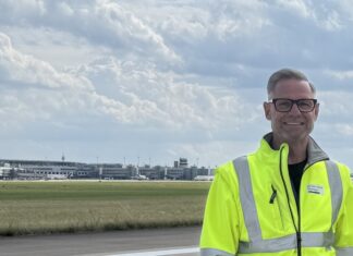 Christoph Müller hat das Wetter im Blick. Die neuen Sensoren liefern den Airport Duty Managern am Flughafen Düsseldorf verlässliche Echtzeitdaten bei Wetterlagen mit Blitzgefahr. Foto: Flughafen Düsseldorf