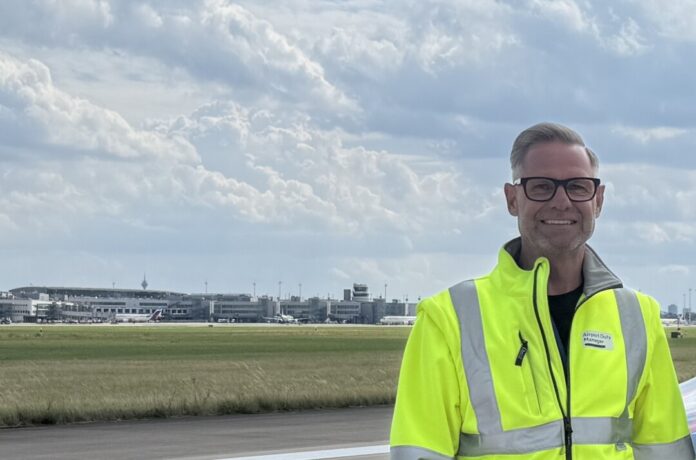 AMD Christoph_Müller Christoph Müller hat das Wetter im Blick. Die neuen Sensoren liefern den Airport Duty Managern am Flughafen Düsseldorf verlässliche Echtzeitdaten bei Wetterlagen mit Blitzgefahr. Foto: Flughafen Düsseldorf