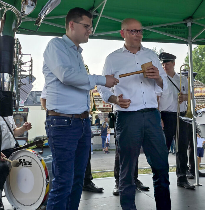 Anders Beyer-2 Patrick Anders, Bürgermeisterkandidat der CDU und Peter Beyer MdB CDU stehen im direkten Kontakt und tauschen sich regelmäßig über ihre gemeinsame Heimatstadt Ratingen aus. Hier auf dem Schützenfest 2024, Bild: Alexander Heinz
