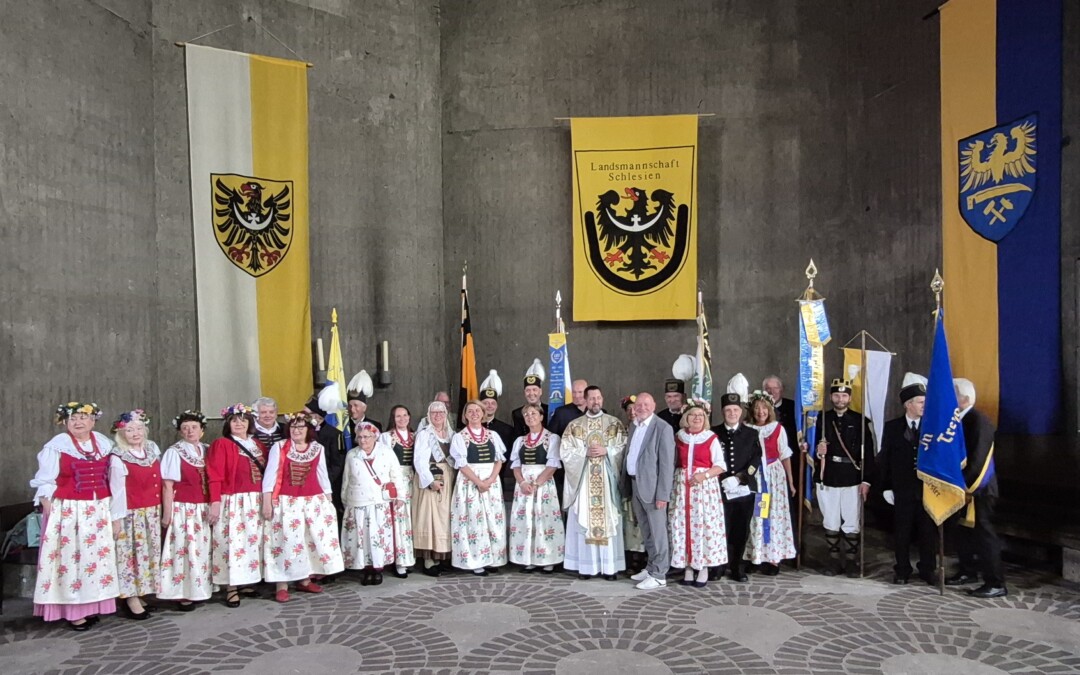 Buntes Trachtenbild nach dem Gottesdienst mit Bürgermeister Dirk Lukrafka und Abbé Thomas Diradourian. Foto: Carsten Becher