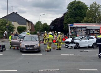 Beide Autos waren nach dem Unfall nicht mehr fahrbereit. Foto: Polizei
