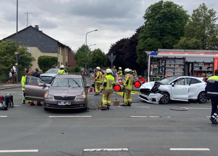Beide Autos waren nach dem Unfall nicht mehr fahrbereit. Foto: Polizei