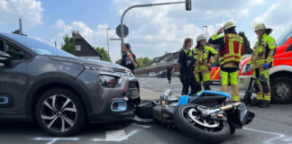 Auto und Motorrad stießen im Kreuzungsbereich zusammen. Foto: Polizei