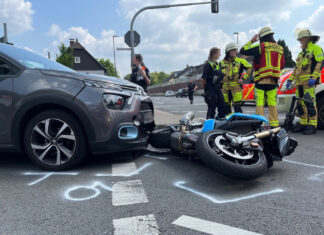 Auto und Motorrad stießen im Kreuzungsbereich zusammen. Foto: Polizei