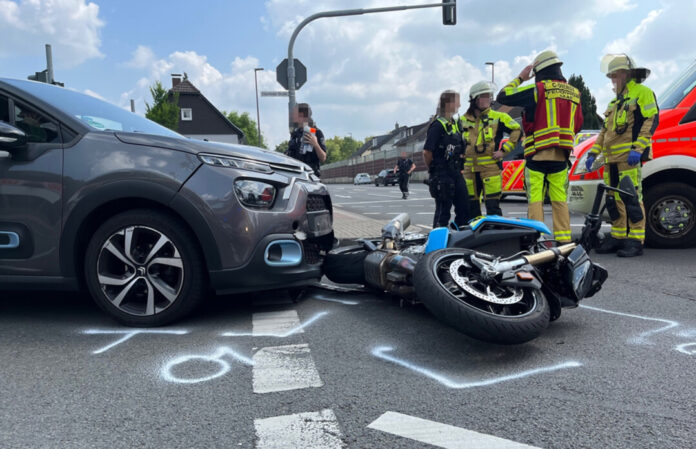 Auto und Motorrad stießen im Kreuzungsbereich zusammen. Foto: Polizei